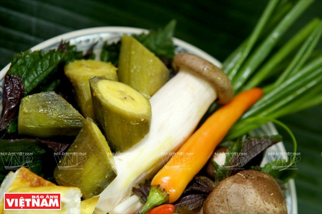 Los plátanos se cortan parcialmente en pedazos de 1cm y luego se hierven en el agua (Fuente: VNA)