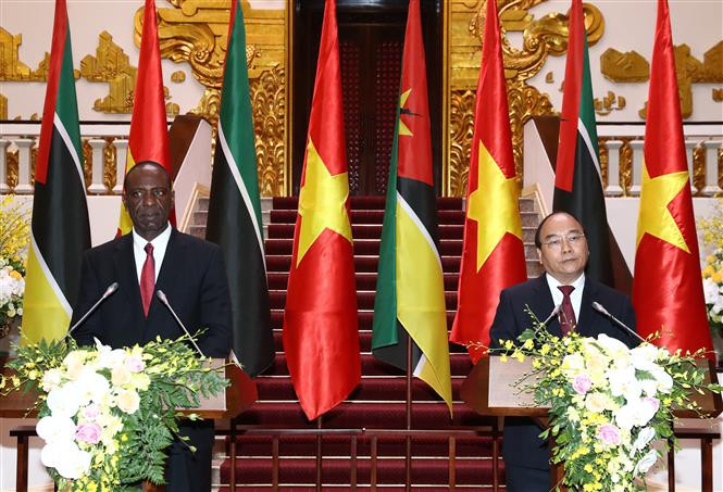 El primer ministro de Vietnam, Nguyen Xuan Phuc, y su homólogo Mozambique, Carlos Agostinho do Rosario, en la rueda de prensa efectuada en Hanoi (Fuente: VNA)