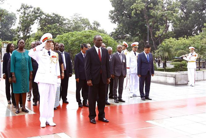 El primer ministro de Mozambique, Carlos Agostinho do Rosario, rindió tributo en el Monumento de Hëroes y Mártires en Hanoi (Fuente: VNA)