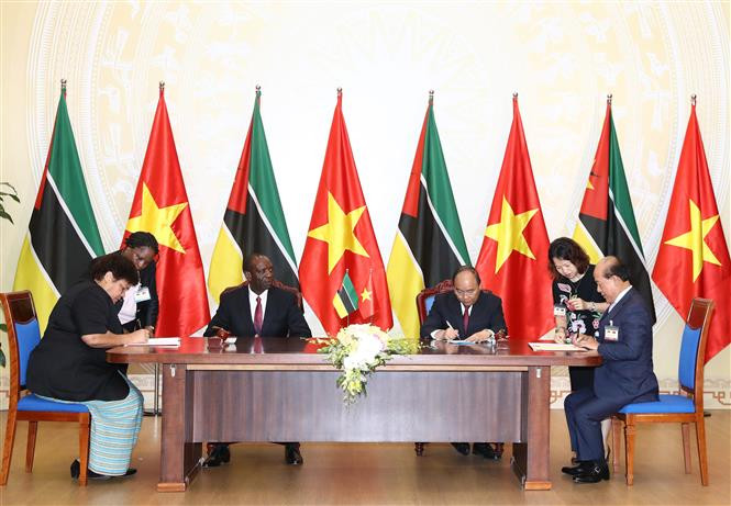 El primer ministro de Vietnam, Nguyen Xuan Phuc, y su homólogo Mozambique, Carlos Agostinho do Rosario, en el acto de firma de acuerdos de cooperación (Fuente: VNA)