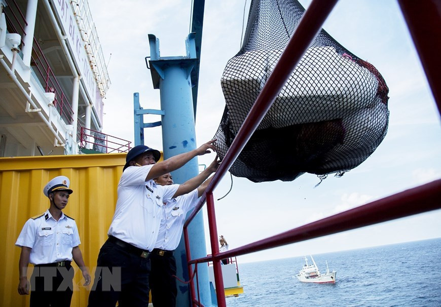 Los oficiales y soldados de la plataforma DK1 recibieron regalos en ocasión del Año Nuevo Lunar (Fuente: VNA)