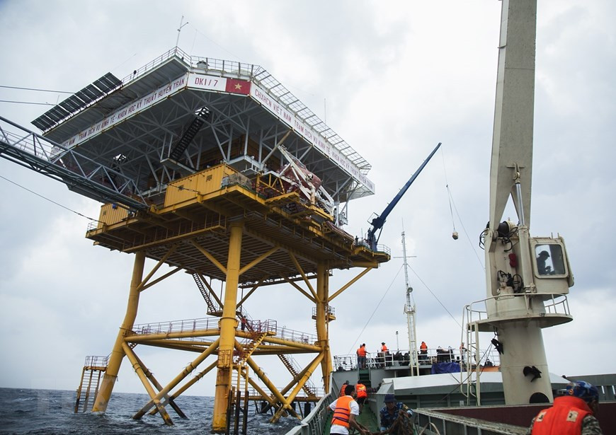 La delegación del Comando de la Región Naval 2 usó una grúa para trasladar los obsequios del Tet del barco Truong Sa a las plataformas DK1 (Fuente: VNA)