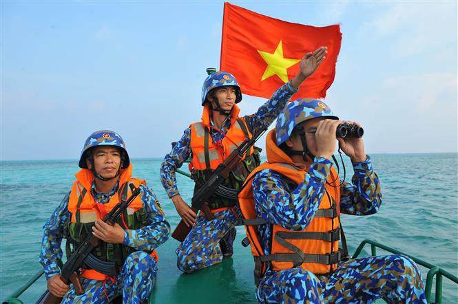 Los soldados vietnamitas patrullan en la isla de Toc Tan B (Fuente: VNA)