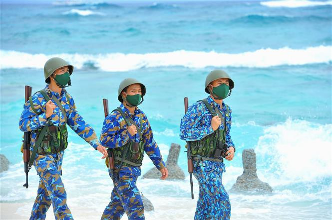 Los soldados vietnamitas patrullan en la isla de Phan Vinh B (Fuente: VNA)