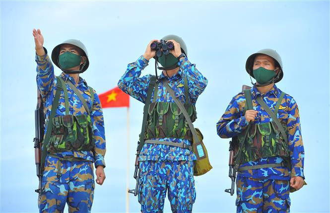 Los soldados vietnamitas patrullan en la isla de An Bang (Fuente: VNA)