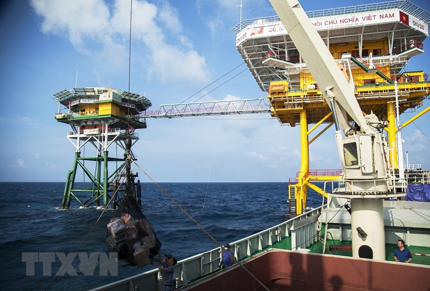 Se transfieren los obsequios del Tet del barco Truong Sa 10 a la plataforma DK1 (Fuente: VNA)