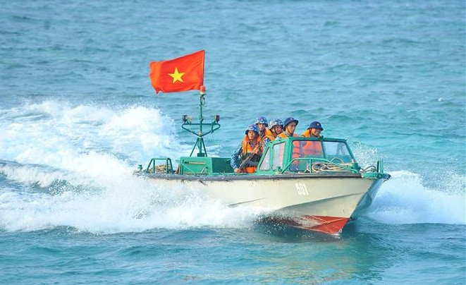 Los soldados vietnamitas patrullan en la isla de Phan Vinh B (Fuente: VNA)
