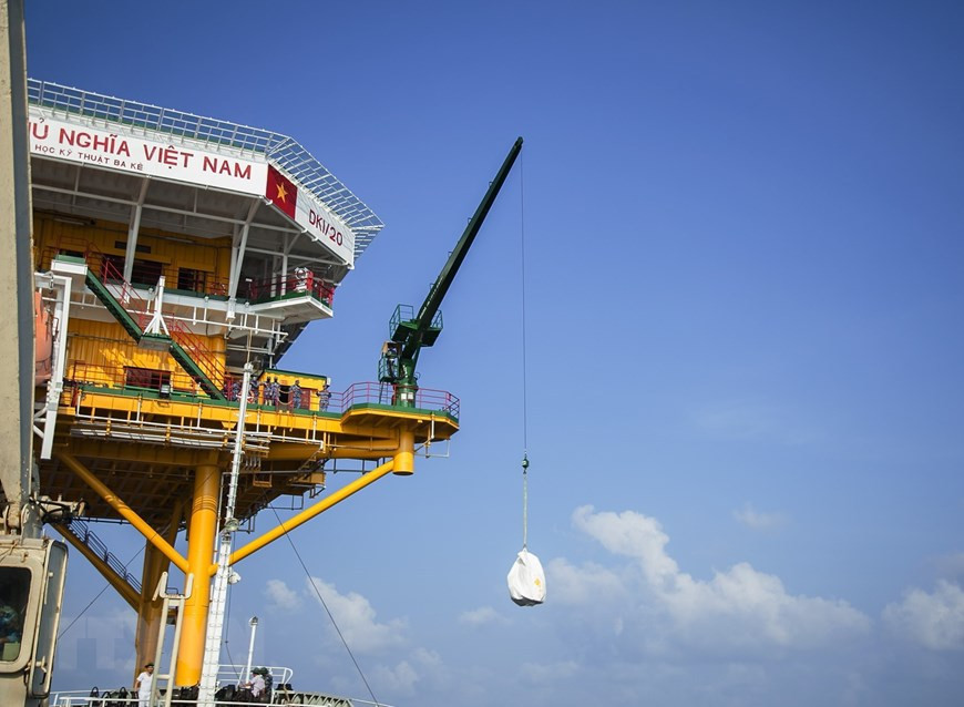 No obstante, la misión más importante de las plataformas DK1 es asegurar y proteger la soberanía de la plataforma continental del sur del país, así como la paz para la explotación de los recursos en esa zona marítima. (Fuente: VNA)