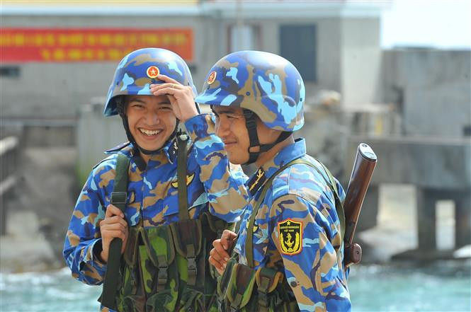A pesar de las dificultades, los soldados siempre sonríen y se esfuerzan para realizar las misiones asignadas (Fuente: VNA)
