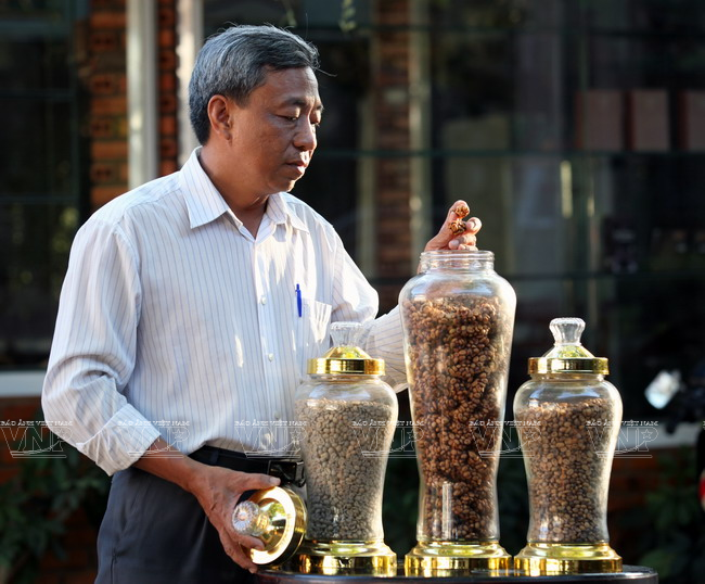 El propietario de la compañía, Hoang Manh Cuong. En 1994 compró su primera pareja de visones y adquirió experiencias de los residentes locales en la cría y reproducción del animal.