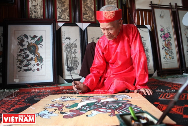 El artista Nguyen Dang Che, de la aldea de pinturas Dong Ho en la provincia norteña de Bac Ninh. Los cuadros folclóricos de Dong Ho son muy pedidos en el Tet. 