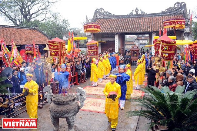  La fiesta de Co Loa, otrora capital de Au Lac (antiguo nombre de Vietnam bajo la monarquía de An Duong Vuong, siglo III ANE).