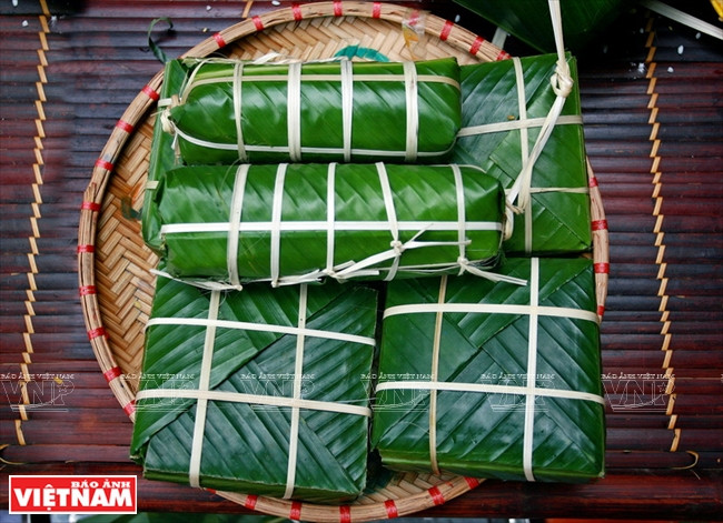 Banh Chung, arroz glutinoso cocido a vapor, el quinteto de frutas y diferentes tipos de frutas secadas azucaradas obligatorios. Los vietnamitas creen que si en el Tet se come bien, todo el año la vida resultará más próspera. 