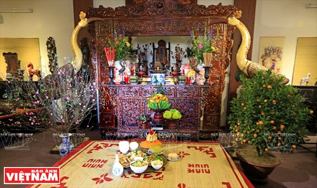 Los preparativos para el Tet se llevan a cabo con semanas de antelación. Todas las familias limpian y decoran el altar de los ancestros. 