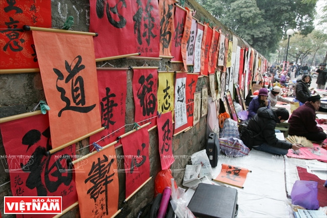 Mucha gente visita el Templo de la Literatura para “comprar” caligrafía. La exponen en las casas para orar que los hijos estudien bien y tengan buen estilo de vida. 