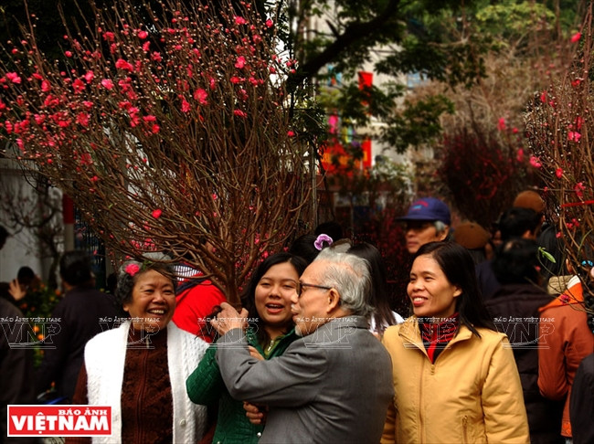 En las vísperas del Tet, abren muchos mercados que se efectúan una sola vez en el año. El mercado de melocotones en la calle Hang Luoc, en el casco antiguo de Hanoi, atrae gran concurrencia. 