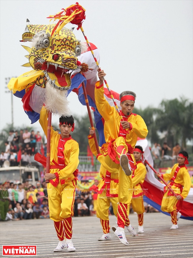 Danzas de dragón son muy populares en el Tet. 