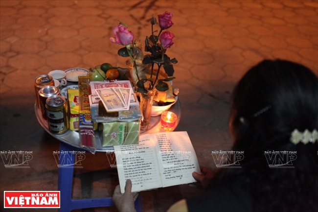 El momento de transición entre los dos años, los vietnamitas realizan un rito tradicional para saludar al dios que gestiona el nuevo año.