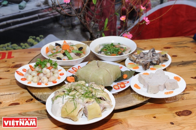 Una comida típica del Tet, que incluye Banh Chung, sopa de verduras, pasta de carne bien machacada, pollo y cebolla fermentada. La composición puede variar mucho entre las regiones. 
