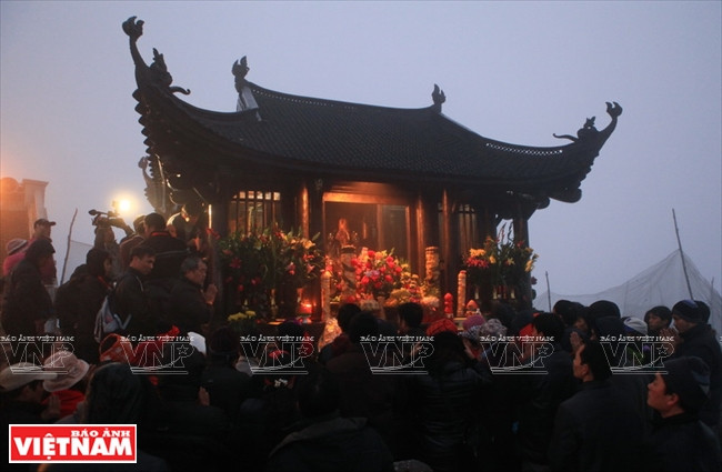 Durante los días festivos del Tet, los vietnamitas suelen asistir a las fiestas. Mucha gente elige las pagodas, pues cree que la atmosfera sagrada expulsa las preocupaciones del pasado y llama buena suerte para el año nuevo.