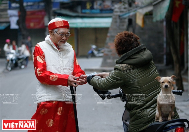 La gente suele visitar a los allegados y amigos, extendiéndoles felicitaciones para un Año Nuevo lleno de felicidad, buena suerte, salud y prosperidad. Los adultos regalan a los niños un sobre rojo con un poco de dinero, para orar por suerte. 