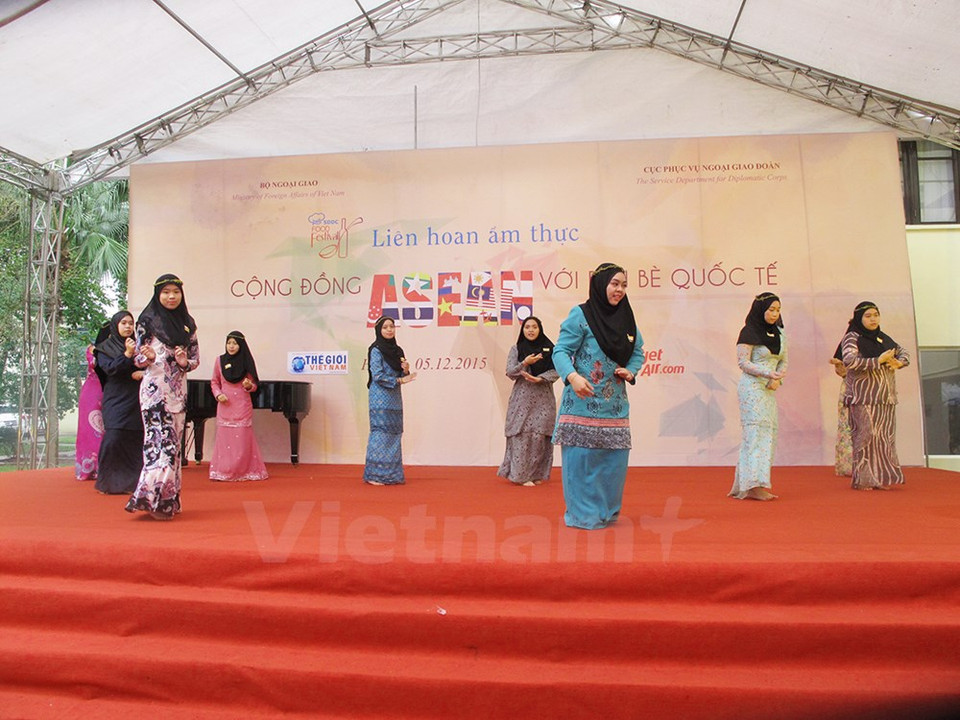 Luego de la inauguración, los países participantes en el festival presentaron actuaciones de sus artes tradicionales. (Fuente: VNA)