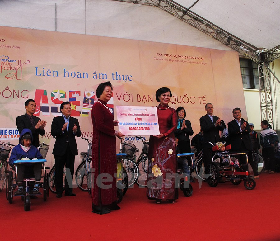 En la inauguración, Mai Thi Hanh, esposa del presidente de Estado, Truong Tan Sang, entregó regalos a la Fundación de protección de personas con discapacidades y niños huérfanos de Vietnam. (Fuente: VNA)