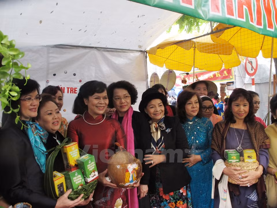 Los delegados tomaron fotos en los pabellones. (Fuente: VNA)
