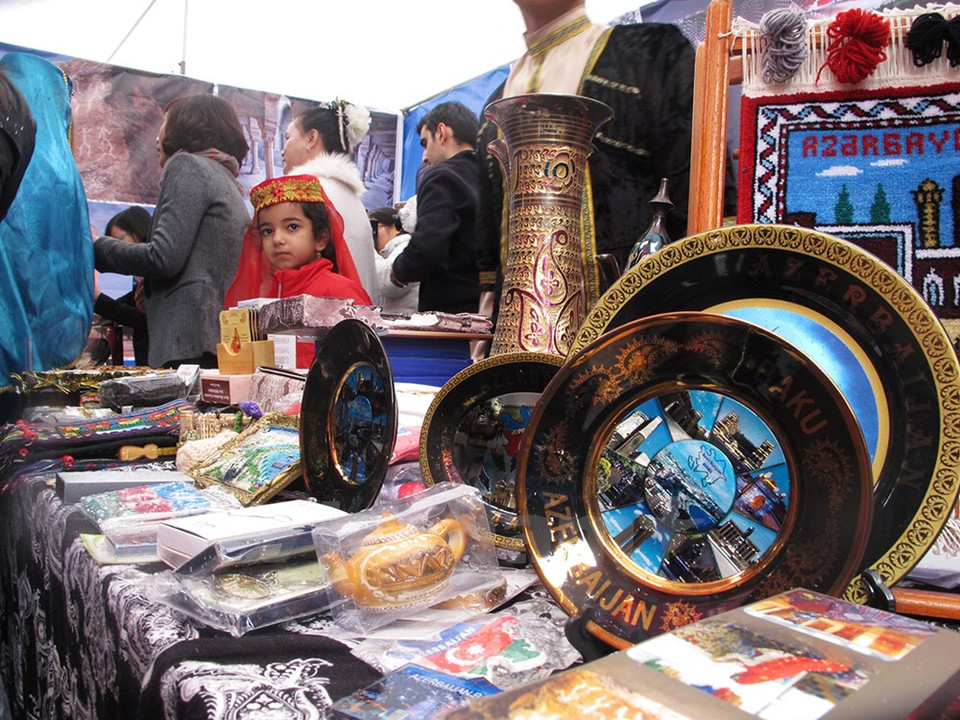 Azerbaiyán también brindó a Hanoi sus típicos suvenires. (Fuente: VNA)