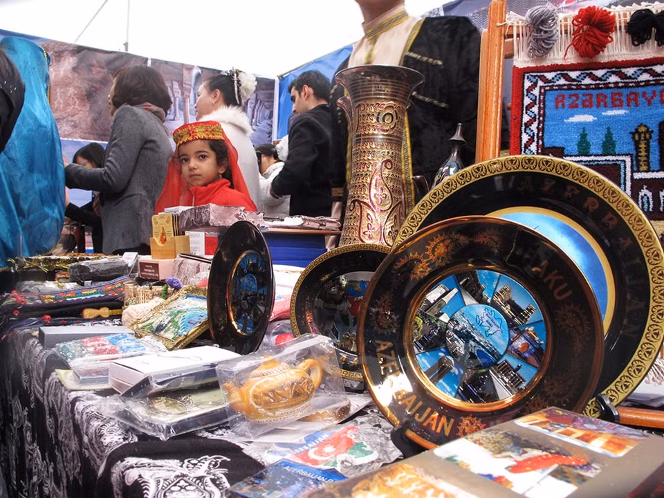 Azerbaiyán también brindó a Hanoi sus típicos suvenires. (Fuente: VNA)