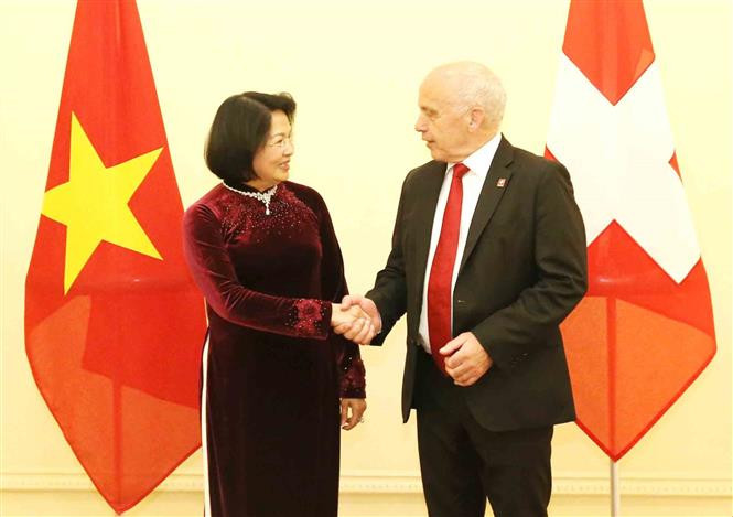 La vicepresidenta de Vietnam, Dang Thi Ngoc Thinh, se reúne con el presidente de la Confederación Suiza, Ueli Maurer (Fuente: VNA)