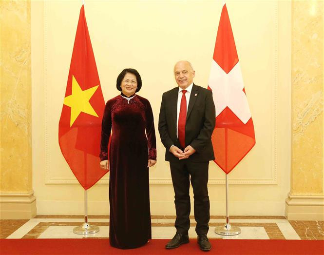 La vicepresidenta de Vietnam, Dang Thi Ngoc Thinh, se reúne con el presidente de la Confederación Suiza, Ueli Maurer (Fuente: VNA))