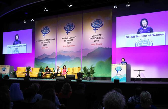 La vicepresidenta de Vietnam, Dang Thi Ngoc Thinh habla en la XXIX Cumbre Mundial de Mujeres, en la ciudad suiza de Basilea (Fuente: VNA)