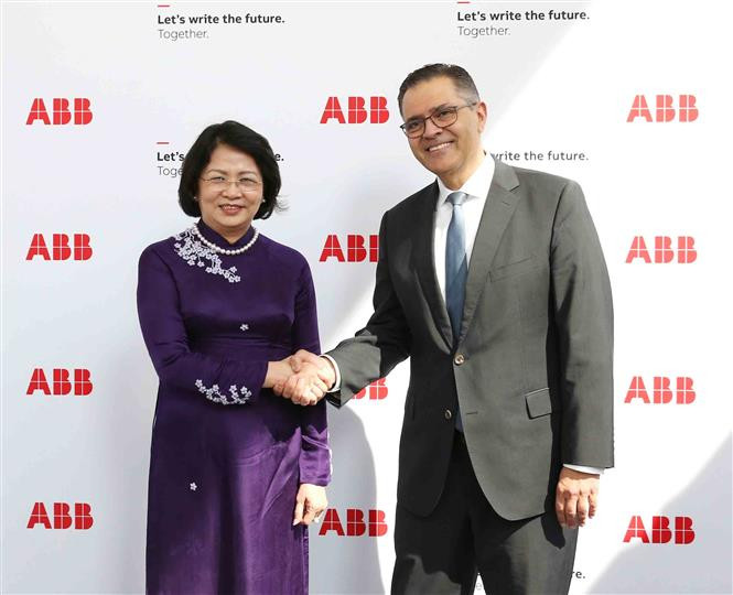 La vicepresidenta de Vietnam, Dang Thi Ngoc Thinh, y Sami Atiya, jefe de sectores de Robótica y Automatización Discreta de la corporación multinacional ABB (Fuente: VNA)