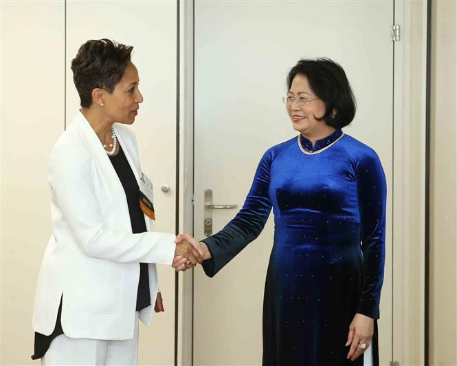  La vicepresidenta de Vietnam, Dang Thi Ngoc Thinh, y Nadine Girault, titular de Relaciones Exteriores y la Francofonía del estado canadiense de Quebec (Fuente: VNA)