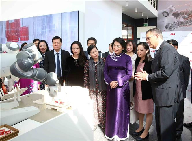 La vicepresidenta de Vietnam, Dang Thi Ngoc Thinh, visita la fábrica de la corporación multinacional ABB en la ciudad suiza de Zúrich (Fuente: VNA)