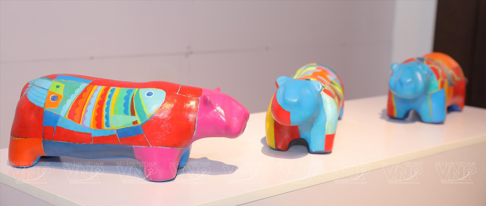 El joven artista Le Minh Tri presentó por primera vez sus obras sobre el búfalo, la vaca, el cerdo, el gallo y especialmente el perro, su animal favorito (Foto: VNA)