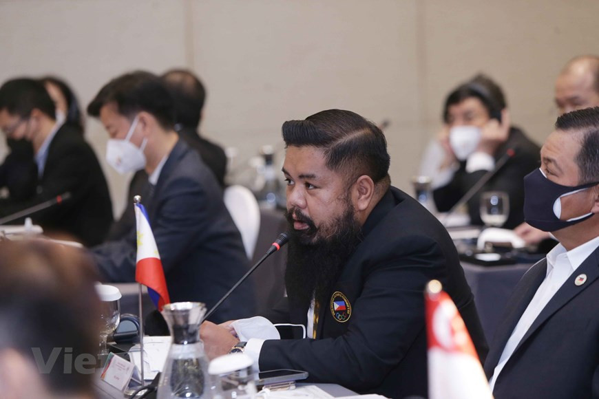 La primera reunión entre jefes de las delegaciones participantes en los SEA Games 31 se dedicó a los preparativos y las medidas preventivas contra la COVID-19. En concreto, el Comité Organizador planea utilizar tres aeropuertos para recibir a los participantes: Noi Bai (en Hanoi), Van Don (en Quang Ninh) y Cat Bi (en Hai Phong). Los oficiales, árbitros, atletas y miembros de las delegaciones deportivas deben presentar resultados negativos en la prueba de SARS-CoV-2 por el método RT-PCR/RT-LAMP dentro de 72 horas o el test de antígeno rápido dentro de las 24 horas antes de la entrada a Vietnam, aprobados por la autoridad competente del país que realiza la prueba. (Foto: Vietnam+)