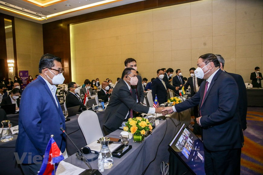Aprovechando la conferencia, el Comité Organizador invitó a los delegados a visitar las localidades que albergarán las competencias e instalaciones de alojamiento de los participantes en la justa multideportiva. Luego de la inauguración, los organizadores sostuvieron una reunión a puertas cerradas con las delegaciones asistentes, para acordar puntos importantes sobre la organización de la mayor cita deportiva regional. Previamente, el pasado 18 de enero, se realizó la primera reunión de jefes de las delegaciones deportivas participantes en los SEA Games 31, durante la cual el Comité Organizador presentó su informe sobre los preparativos y las medidas preventivas contra la propagación de la COVID-19. (Foto: Vietnam+)