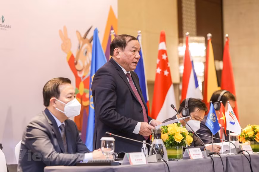 En las últimas décadas, la comunidad de los países del Sudeste Asiático ha promovido su papel y contribuido activamente a los esfuerzos por la paz, la estabilidad y el desarrollo en la región, así como en el mundo, dijo Van Hung. También, valoró el espíritu de solidaridad, dinamismo, creatividad y respuesta flexible a los desafíos como las características del Sudeste Asiático en el proceso de desarrollo. Con la solidaridad de los países regionales, los esfuerzos del Gobierno y el pueblo de Vietnam, aunque todavía enfrentan muchos desafíos, hasta ahora, básicamente han controlado bien la pandemia y se preparan para los juegos deportivos regionales con medidas de seguridad efectivas, señaló. (Foto: Vietnam+)