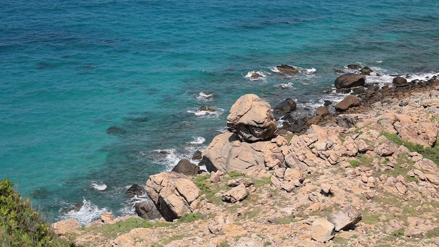 Las rocas invaden la costa de la playa (Foto: VNA)