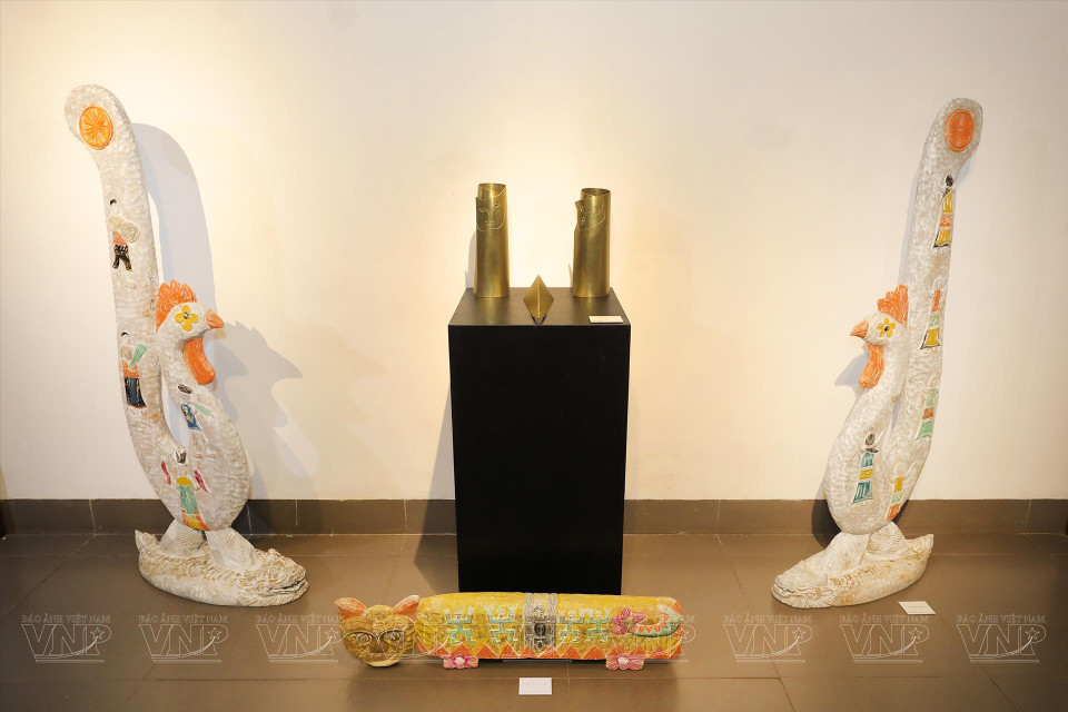 Las obras de los artistas se exhiben intencionalmente para mayor resonancia (Foto: VNA)