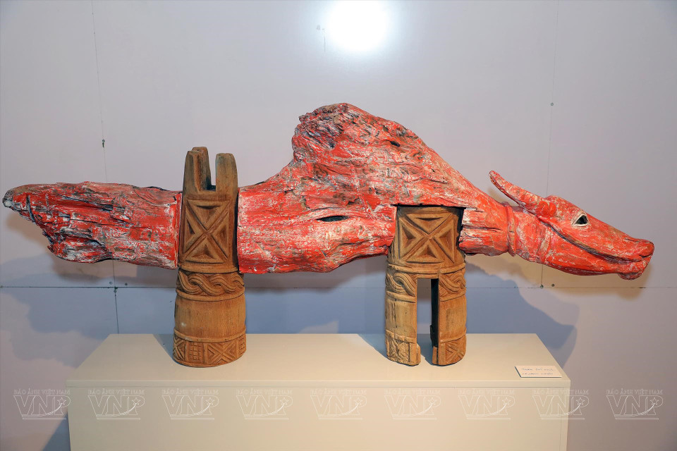 Le Ngoc Thuan participa en la muestra con esculturas en madera con imágenes de elefantes, dragones, búfalos y gallos, cada una de las cuales tiene una forma única, pero todas giran en torno a una misma idea, brindar toques modernos a la cultura tradicional de la etnia de Co Tu, en la provincia de Quang Nam (Foto: VNA)