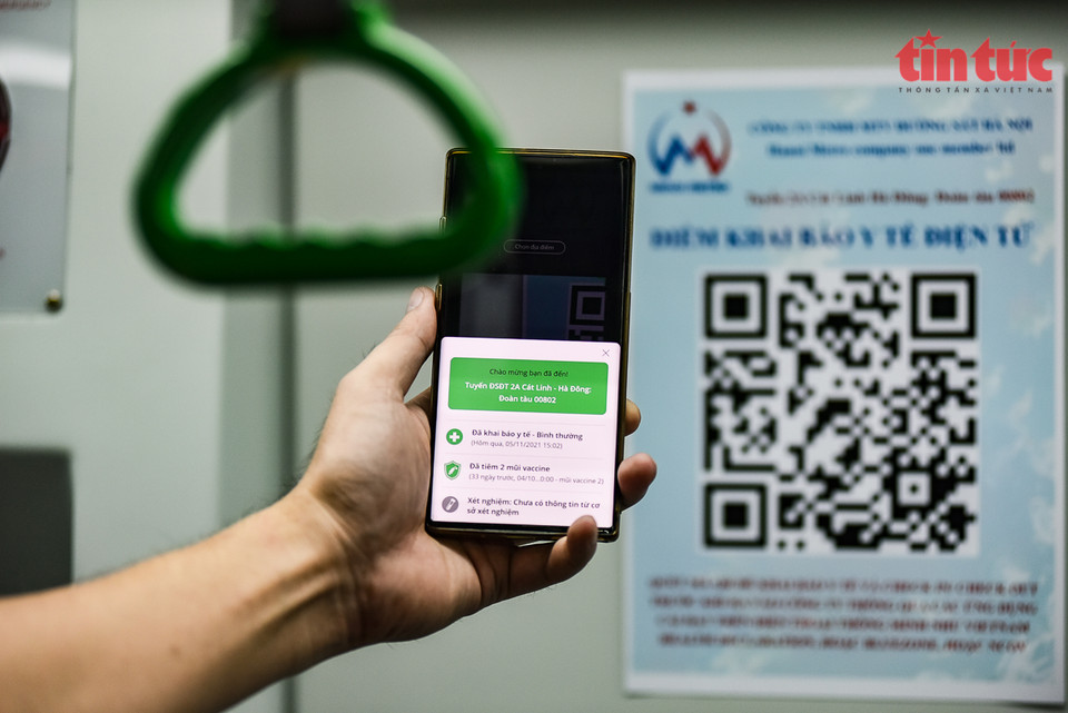 Los pasajeros que viajen en tren deben realizar una declaración médica mediante el código QR (Foto: VNA)