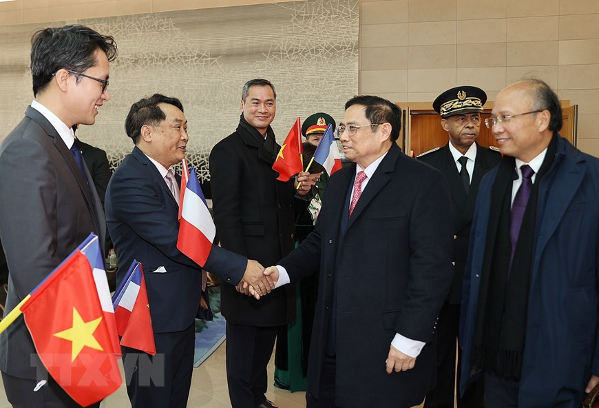 El personal de la Embajada y representantes de la comunidad de vietnamitas residentes en Francia acudieron al aeropuerto de Orly en París para dar la bienvenida al primer ministro Pham Minh Chinh (Foto: VNA)