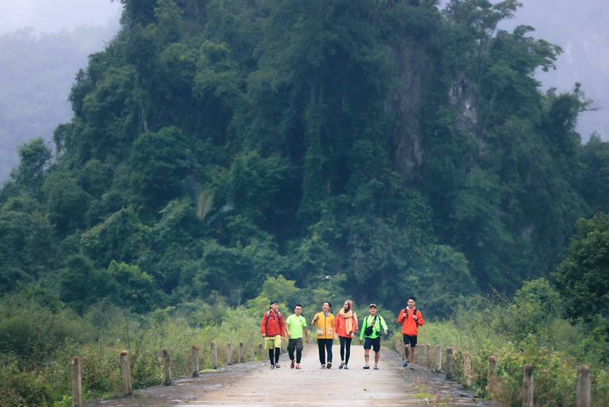 Después del levantamiento de las medidas de distanciamiento social, aplicadas para prevenir la propagación de la pandemia COVID-19, Hoang My realizó un viaje especial para responder al programa de estímulo turístico en la provincia de Quang Binh. Hoang My experimentó momentos memorables e interesantes en este “paraíso” de la región central del país. Incluso se aventuró a probar el surf de pala en el área de Hung Trau para disfrutar el paisaje pintoresco de esta provincia en la temporada de inundaciones. Según Hoang My, se trata de una experiencia única, puesto que el viaje se realizó en un momento fuera de la temporada, en medio del período de inundaciones (Fuente: Vietnamplus)