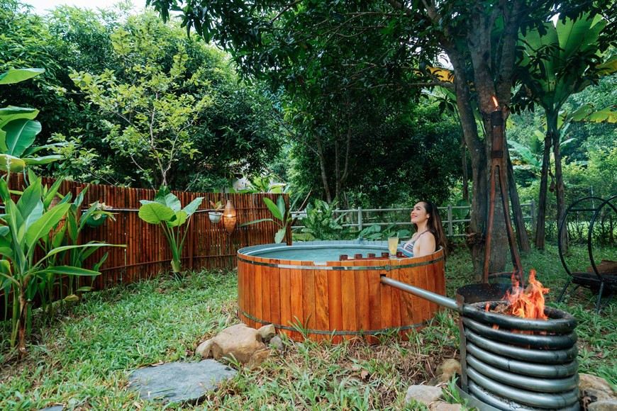En particular, Hoang My también se relajó al tomar un sauna según la medicina local, remojando sus pies en agua de hojas de lolot, jengibre y sal para reducir la fatiga muscular. Para llegar a Quang Binh, Hoang My tuvo que tomar un vuelo desde Ciudad Ho Chi Minh a la urbe central de Da Nang, y luego viajó 300 kilómetros en automóvil hasta Quang Binh. La provincia de Quang Binh brinda el máximo apoyo, creando las mejores condiciones para que Hoang My y su grupo disfrute plenamente de su viaje y pasar momentos inolvidables. Con varios servicios, Quang Binh espera volver a convertirse pronto en un destino atractivo para los turistas (Fuente: Vietnamplus)