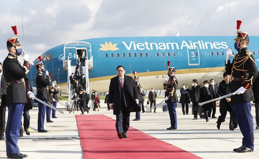 Ceremonia de bienvenida al primer ministro de Vietnam, Pham Minh Chinh en el aeropuerto de Orly, París (Foto: VNA)