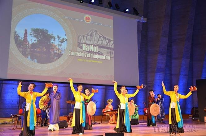 En la foto: Actuación tradicional del arte Cheo vietnamita en la sede de la UNESCO, París (Francia) (Foto: VNA)