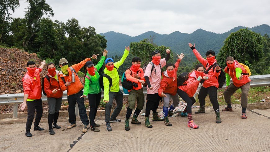  Ante el buen control de la situación pandémica del COVID-19 y el retorno a la nueva normalidad, el Departamento de Turismo de la provincia centrovietnamita de Quang Binh, en coordinación con Oxalis Adventure, para reiniciar el programa de estímulo turístico. Quang Binh es la primera provincia de Vietnam en organizar recorridos turísticos a partir de noviembre próximo. Al cumplir condiciones extremadamente especiales, la segunda finalista del concurso Miss Vietnam 2010, Hoang My, junto con cinco famosos blogueros de viajes, incluidos Quy Coc Tu (Ngo Tran Hai An), Tran Dang Dang Khoa, Huy Hay Di, Huy Cung y Thanh Cuong, realizaron un recorrido por Quang Binh (Fuente: Vietnamplus)